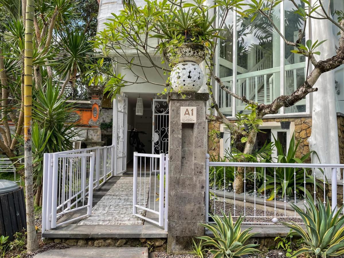 Beach House Canggu - 150M Berawa Beach Экстерьер фото